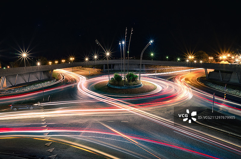 挪威斯塔万格夜晚道路上的灯光轨迹的高角度视图图片素材