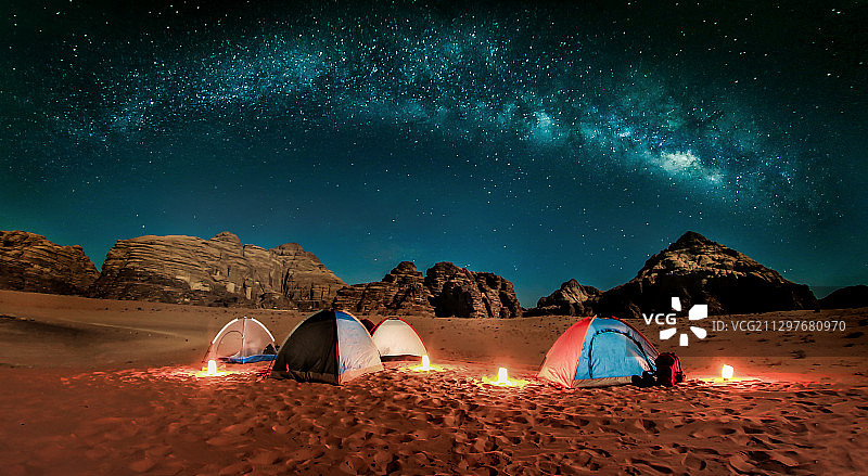 风景帐篷在陆地上对抗天空在晚上图片素材
