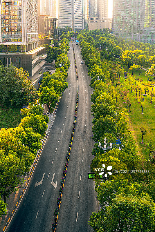 俯拍角度下的重庆江北金融街马路和CBD建筑群图片素材