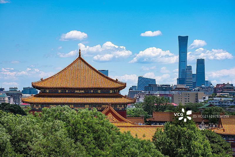 遥望北京故宫太和殿与国贸建筑群（传统与现代）图片素材