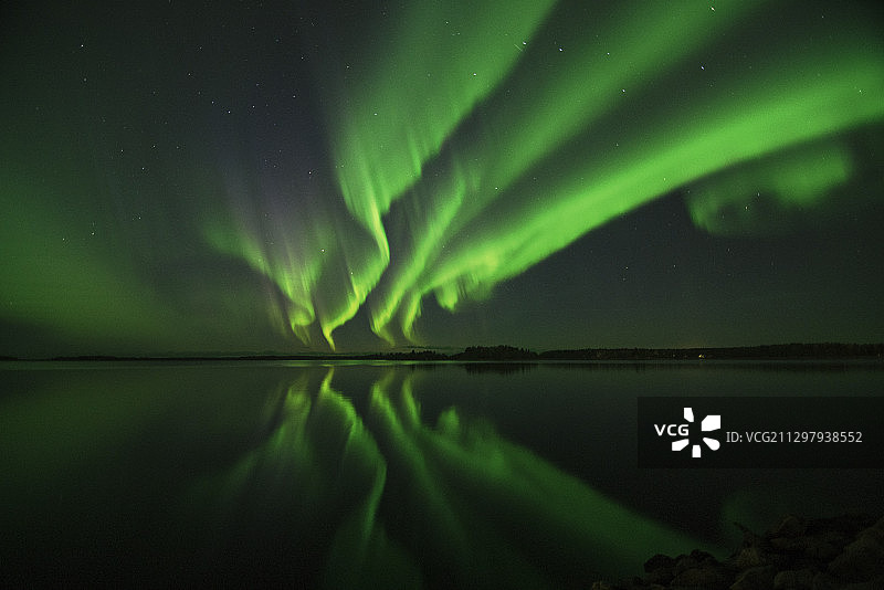 美丽的北极光湖对天空在晚上，瓦萨，芬兰图片素材