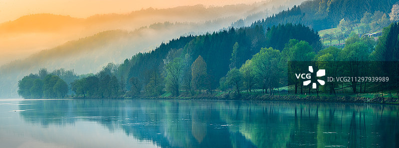 湖和树木的全景，Pfarrkirchen im Mhlkreis，奥地利图片素材