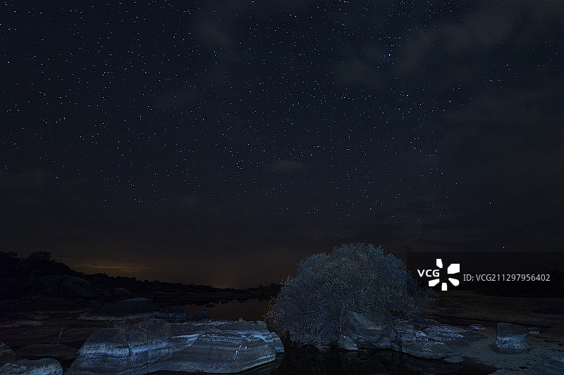 白雪皑皑的风景在夜晚，马尔帕达德切雷斯，西班牙图片素材