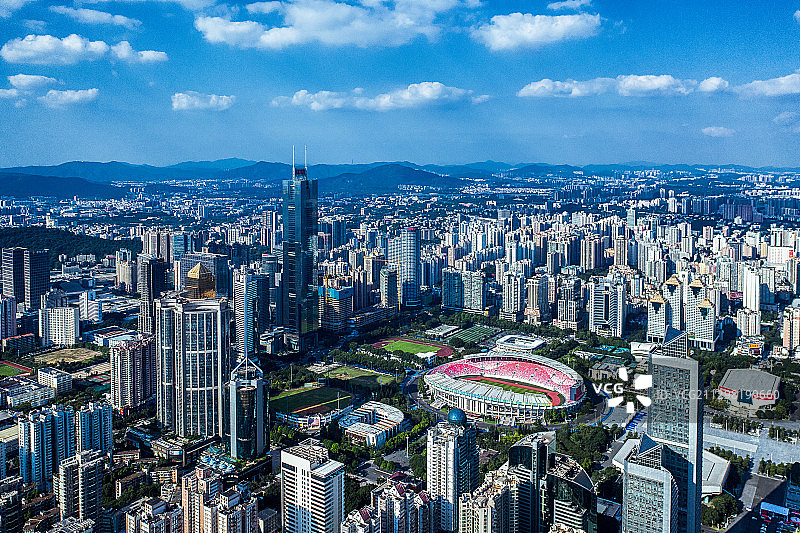 航拍视角下的广州塔-珠江新城商务区城市天际线图片素材