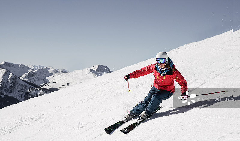 女子滑雪雪山，萨尔巴赫，奥地利图片素材