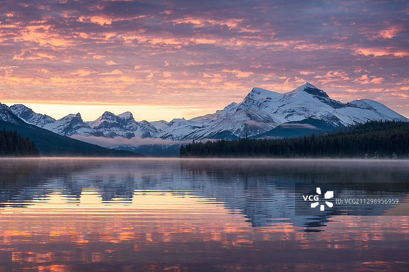 湖的风景在日落雪山对天空，贾斯珀公园旅馆，加拿大图片素材