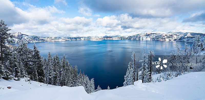 白雪皑皑的高山映衬着湖面的美景图片素材