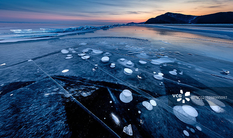 俄罗斯Khuzhir日落时冰冻湖的风景图片素材
