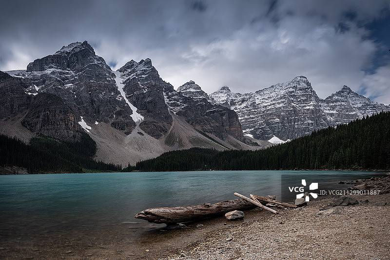 风景秀丽的湖和雪山对天空，班夫，加拿大图片素材