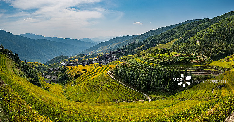 中国大寨，天空下的农田风景图片素材