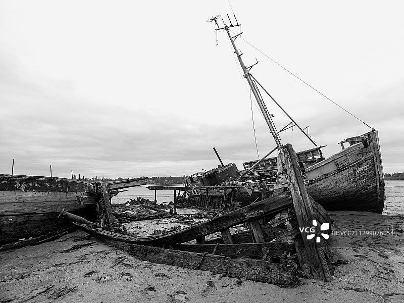 低角度视图的废弃船停泊在海滩对天空，肖特利门，英国图片素材