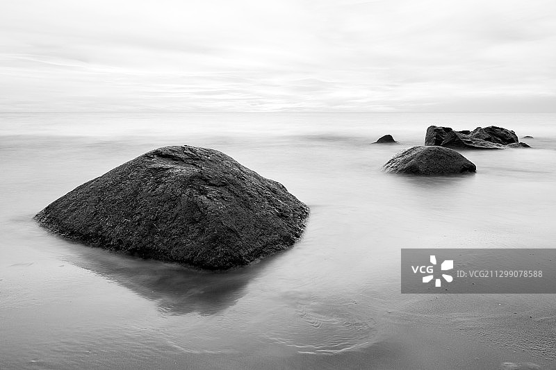 在拉脱维亚的索尔克拉斯蒂，海中的岩石对天空的风景图片素材