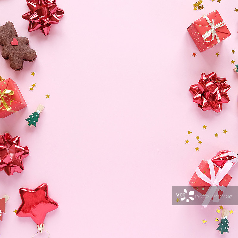 高角度的圣诞装饰在粉红色的背景图片素材