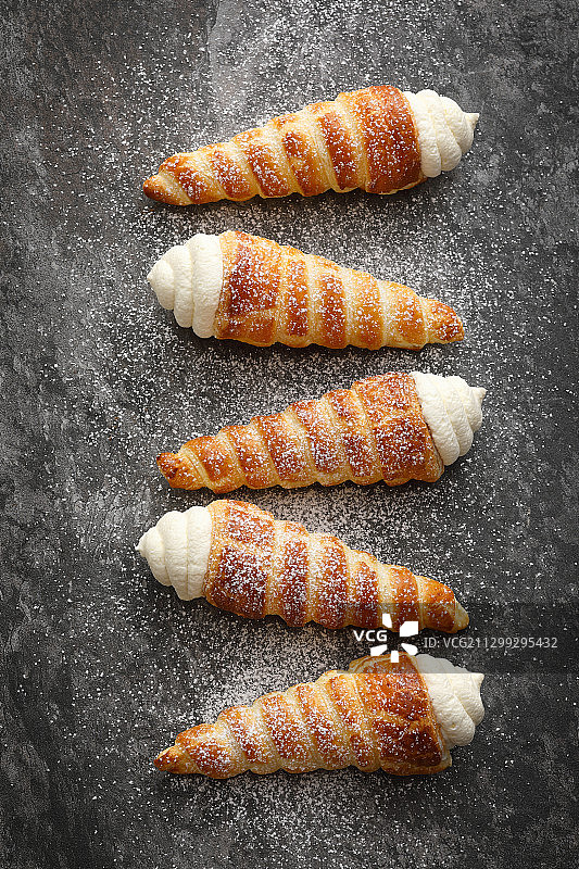 夹奶油的螺旋威化饼卷图片素材