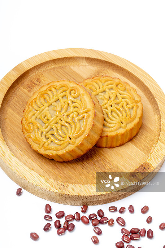 中国传统节日，中秋节豆沙月饼，广式月饼，白背景月饼特写图片素材