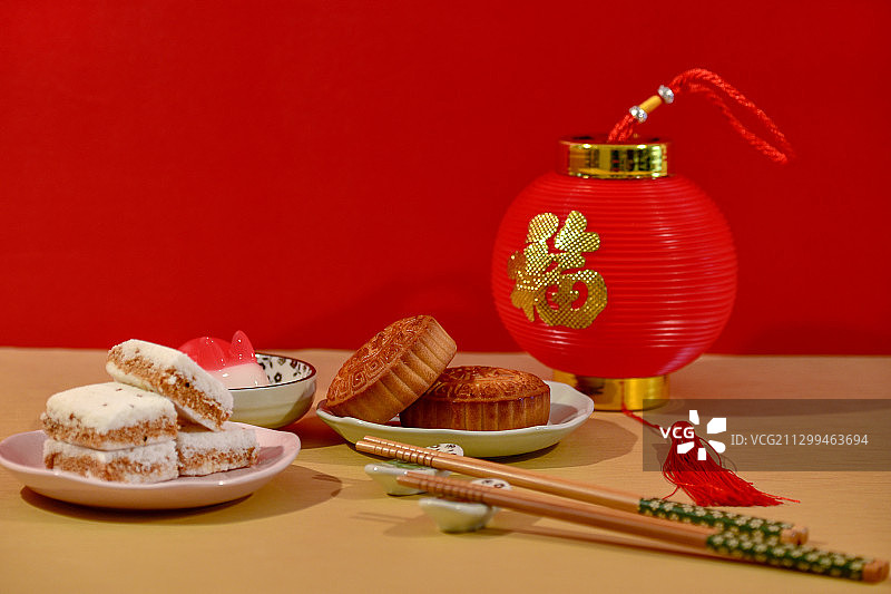 中秋节食品月饼玉兔点心和灯笼图片素材