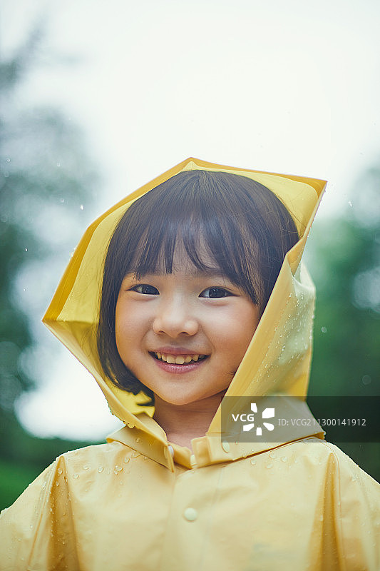 孩子，女孩，雨，天气，大雨，幸福，天真，雨衣图片素材
