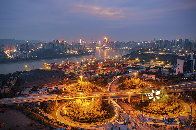 重庆寸滩港呈现出一片繁华景象，远处的朝天门大桥映衬其中。图片素材
