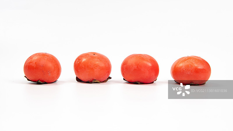 秋季熟透的新鲜红柿子，白色背景图片素材