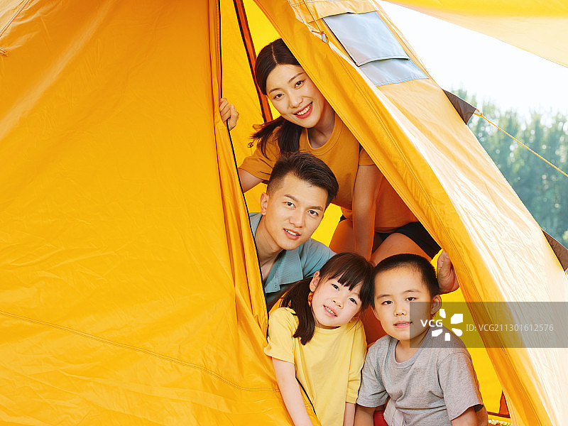 快乐的四口之家在帐篷里合影图片素材