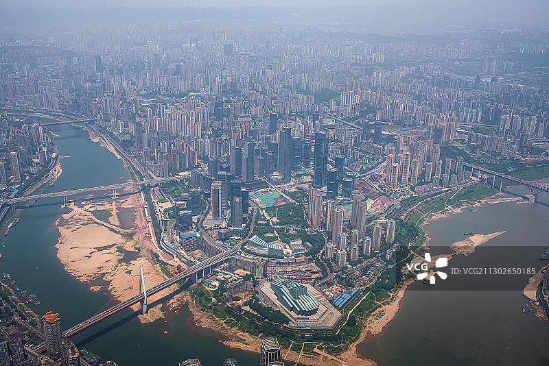 在重庆高空飞机视角城市天际线图片素材