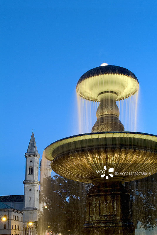 照明喷泉在路德维希教堂和大学前，路德维希大街，慕尼黑，巴伐利亚，德国图片素材