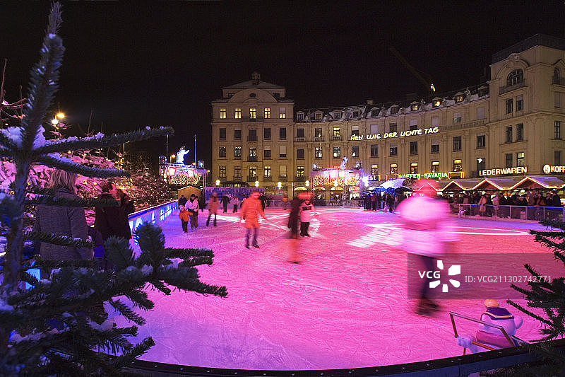 冬季景点，冰场在卡尔斯广场，斯塔库斯，慕尼黑，巴伐利亚，德国图片素材