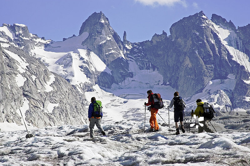 四人在冰川上徒步旅行，福尔诺冰川，布雷加利亚，伯格尔，格劳布恩登，格劳森，瑞士图片素材