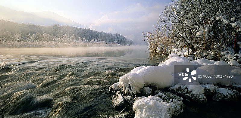 德国上巴伐利亚的冬季Kochelsee图片素材