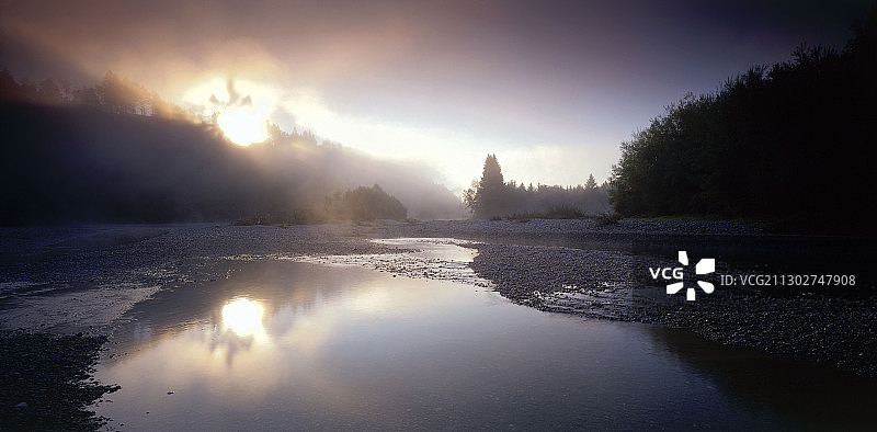 阳光透过暴风云进入河，莱赫河，上巴伐利亚，德国图片素材