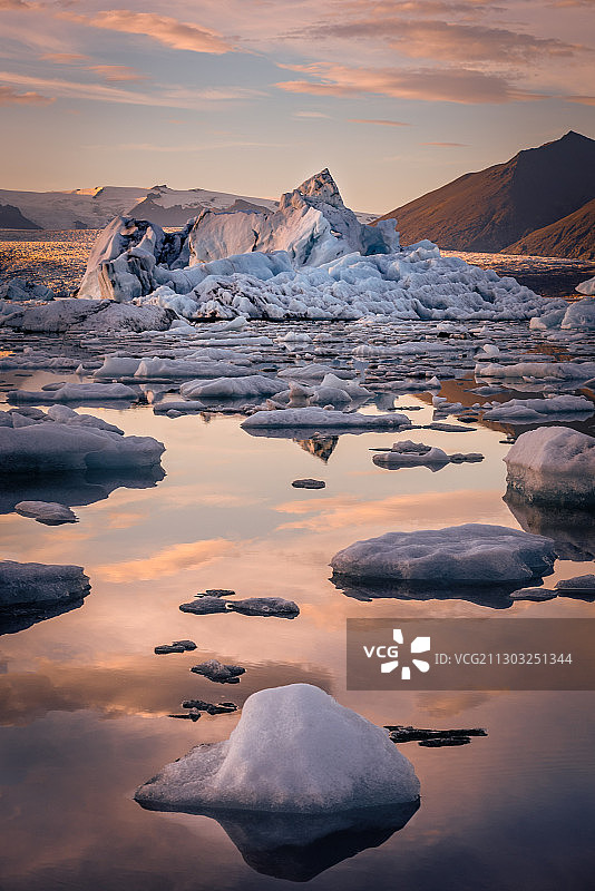 冰岛西北地区，日落时冰冻的湖面图片素材