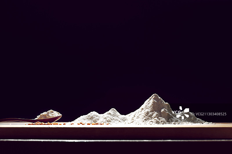 创意设计面粉堆成的雪山图片素材
