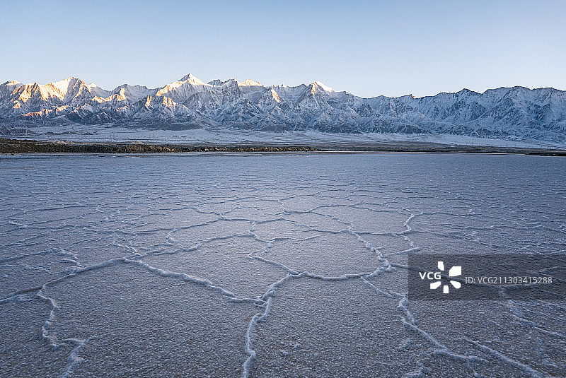 雪山下的盐湖纹理图片素材