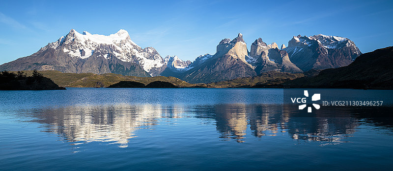 智利托雷斯·德·潘恩，碧蓝的天空映衬着美丽的湖泊和山脉图片素材