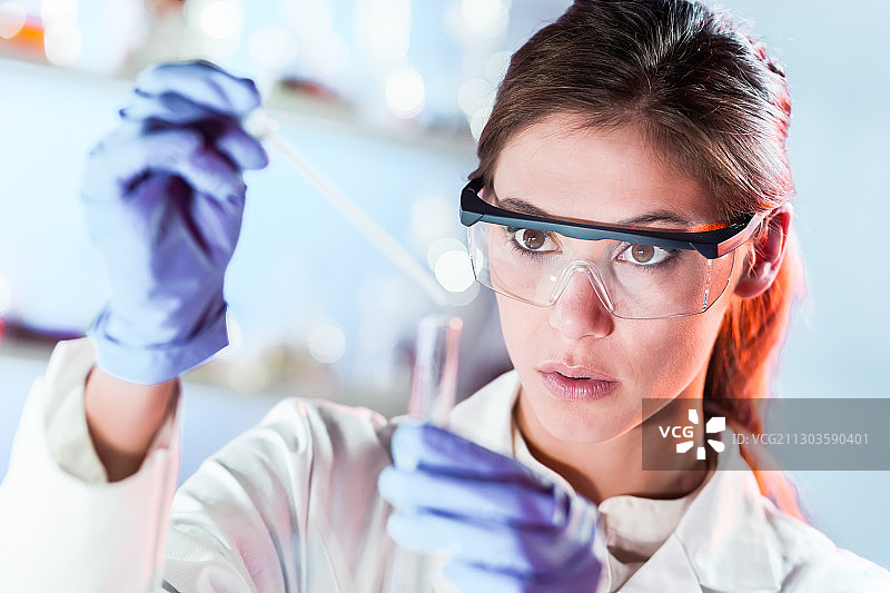 女科学家在实验室检查化学物质图片素材