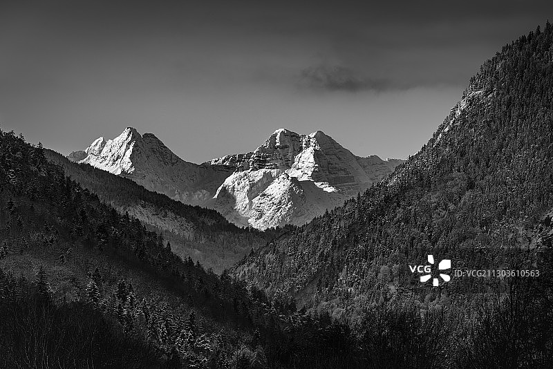 白雪皑皑的山峰映衬着天空，德国巴德赖兴霍尔图片素材