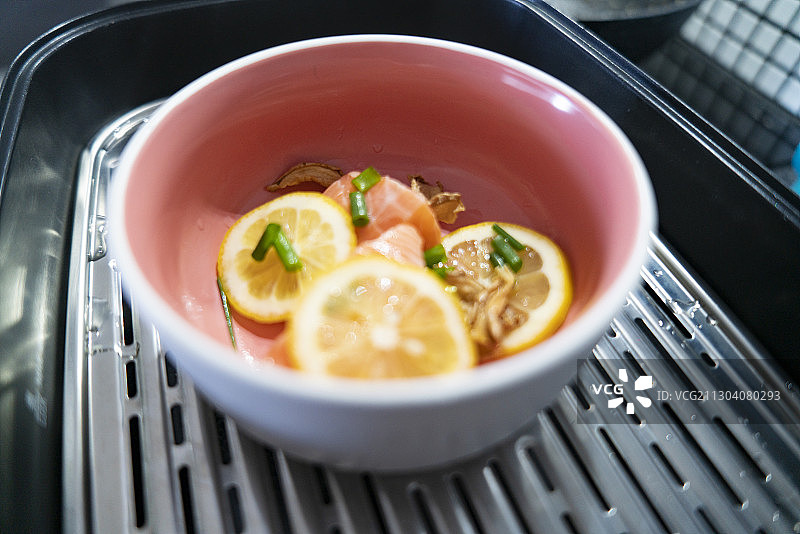 厨具碗里的宝宝三文鱼寿司食材图片素材
