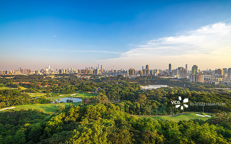 白昼蓝天高视角城市天际线建筑绿色公园城市生活经济商务金融区图片素材