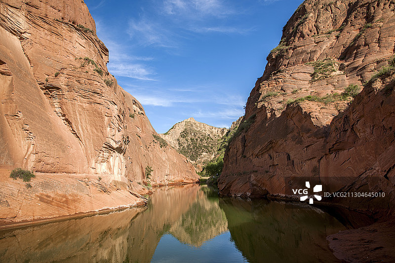 陕西靖边波浪谷景区红砂岩大峡谷里的小池塘图片素材