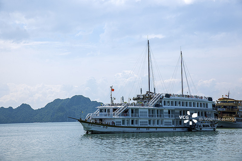 越南广宁鸿基市下龙湾港湾的游船图片素材