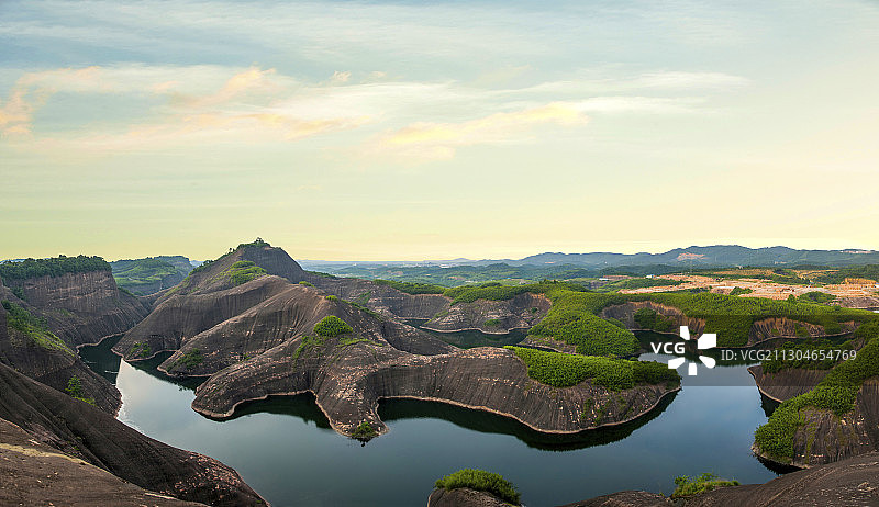 湖南郴州高椅岭丹霞地貌中的湖滨山石形如大“蜥蜴”图片素材