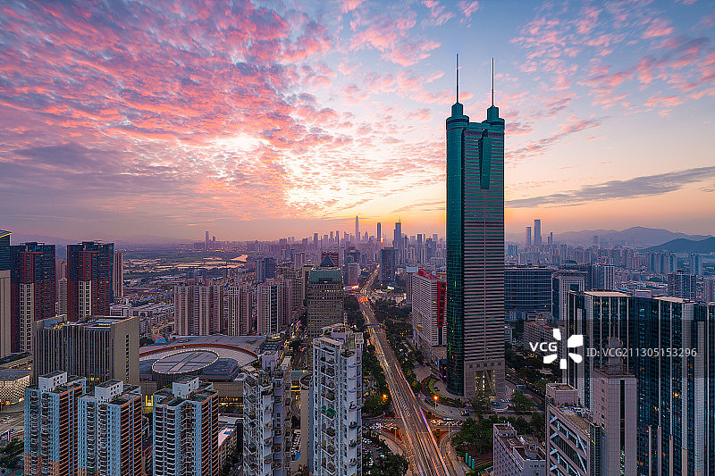 中国深圳地王大厦傍晚时分炫彩的天空图片素材