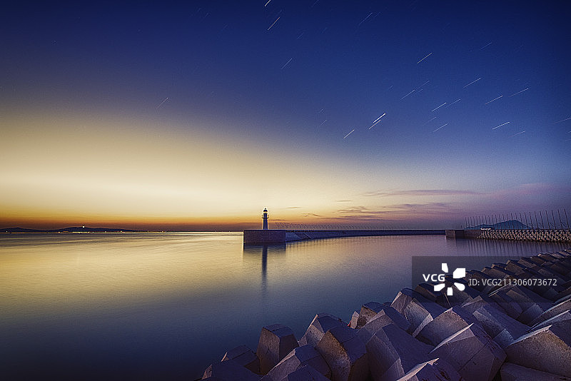 青岛星光岛东方影都游艇码头灯塔，日出将至，星河灿烂图片素材