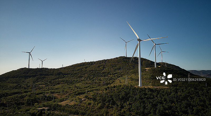 山顶风力发电航拍图片素材