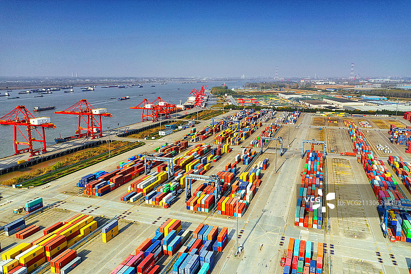 长江规模最大的集装箱港区—南京龙潭港图片素材