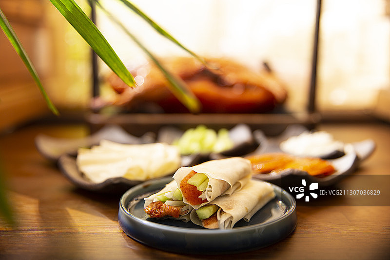 中华美食烤鸭和配菜静物图片素材