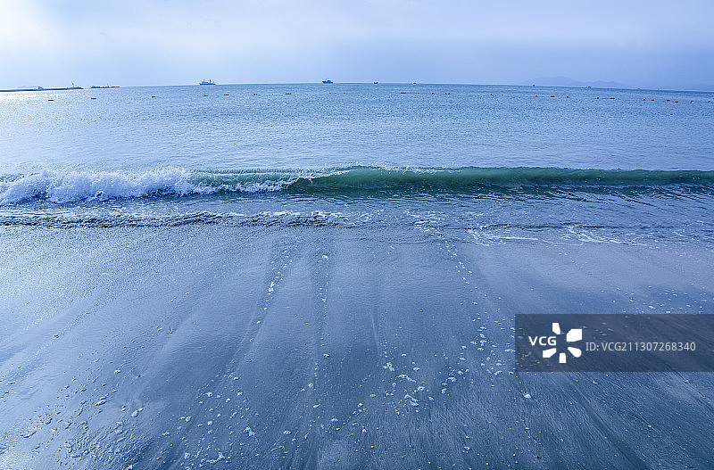 中国惠州双月湾旅游景区海浪沙滩风光图片素材