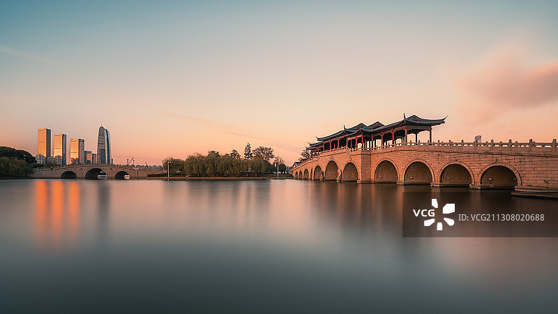 苏州李公堤五福桥的秋天夕阳图片素材
