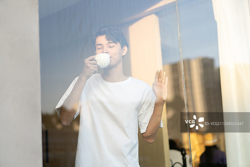 早晨起来享受咖啡的年轻男性图片素材