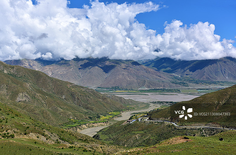 西藏山南浪卡子县羊卓雍错湖景区沿途风光山路图片素材